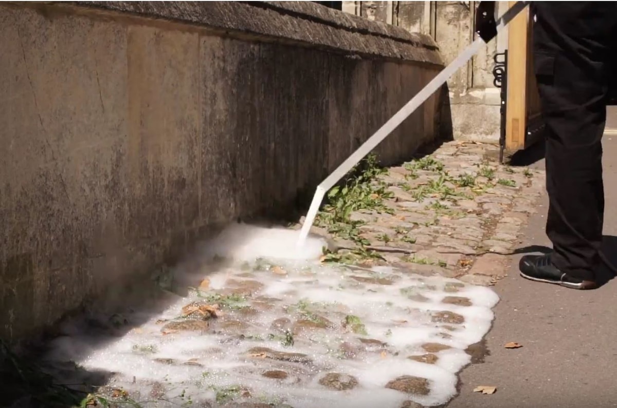 Foam on weeds treating cobbles - Press Weedingtech Foamstream