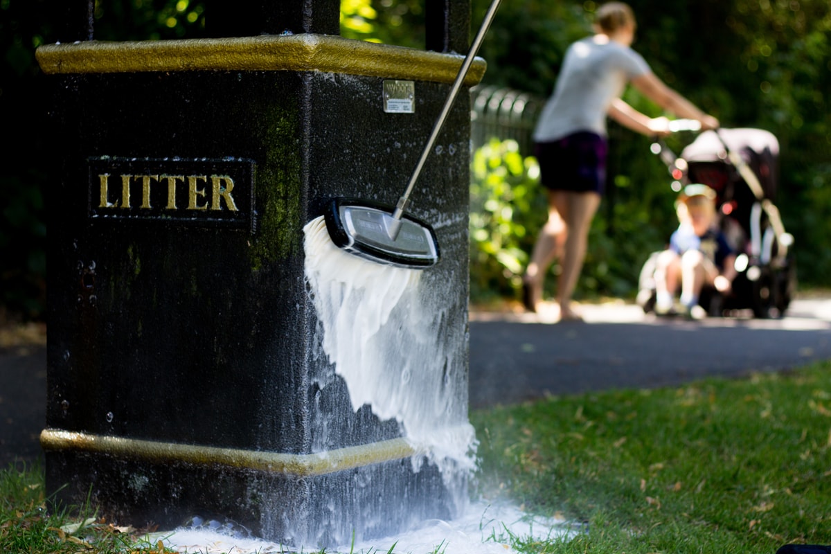 Street furniturStreet furniture cleaning - sanitisation - weedingtech foamstreame cleaning - sanitisation